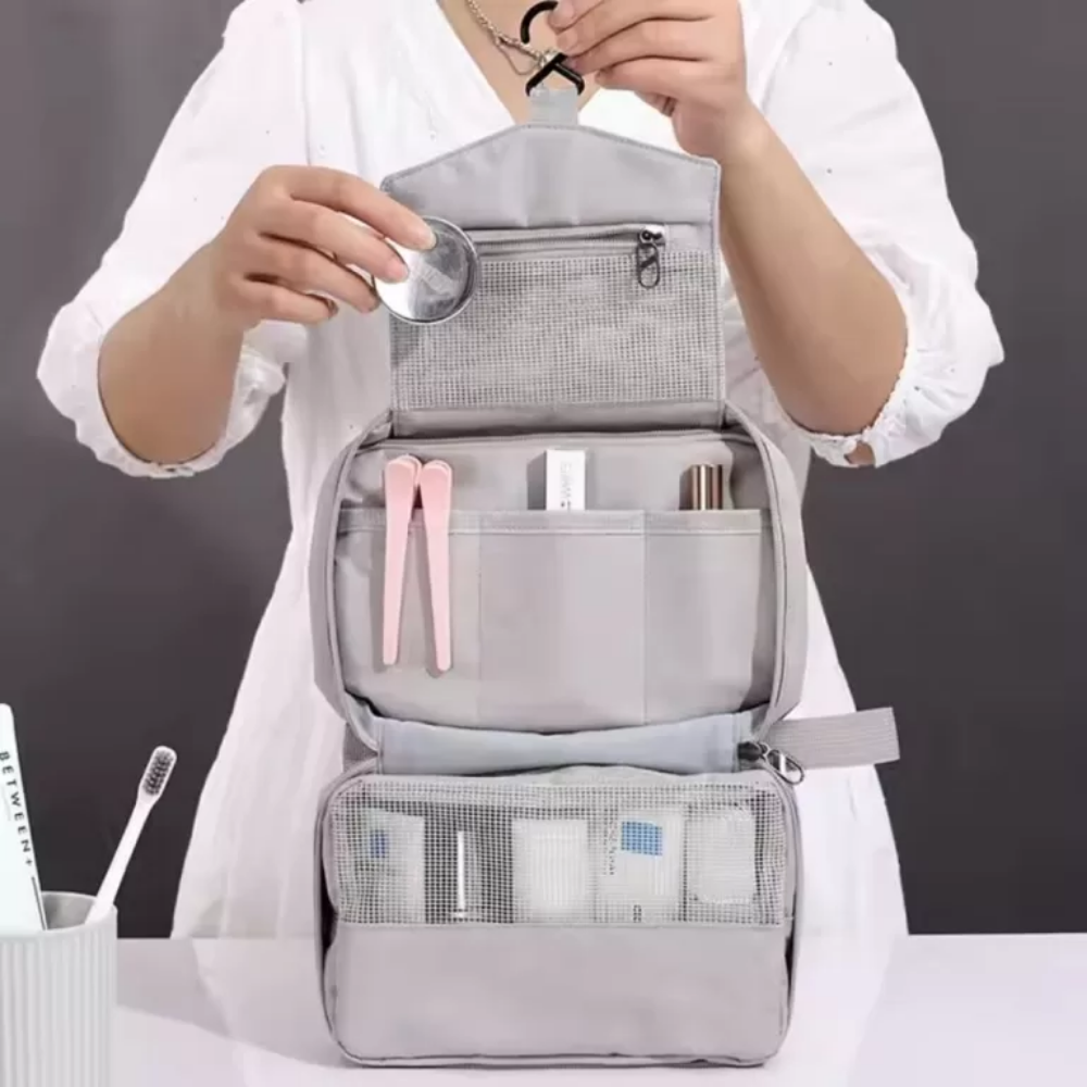 Mujer usando Cosmetiquera Tokio Triple gris abierta con tres compartimentos organizados con productos de belleza - Picky Club Guatemala