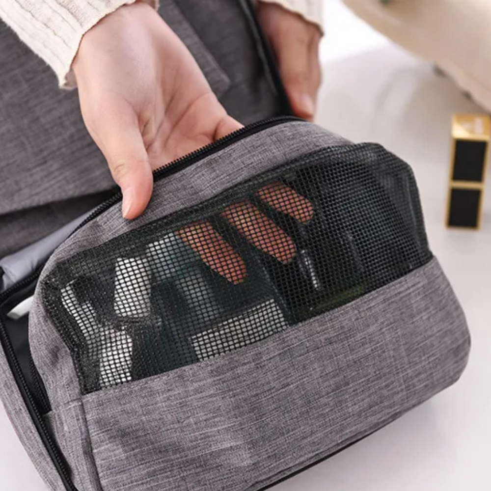 Detalle bolsillo malla organizador cosméticos viaje gris con artículos - Picky Club