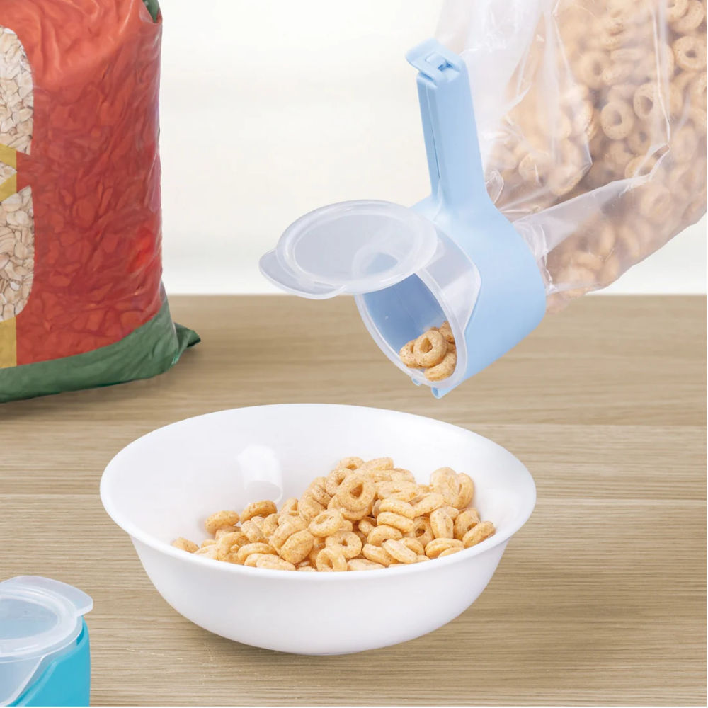 Dispensa clip azul sirviendo cereal desde bolsa cocina práctico - Picky Club Guatemala