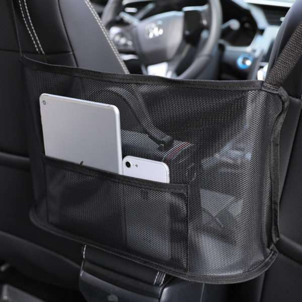 Organizador mesh grande negro instalado entre asientos de carro con tablet y objetos organizados - Picky Club Guatemala