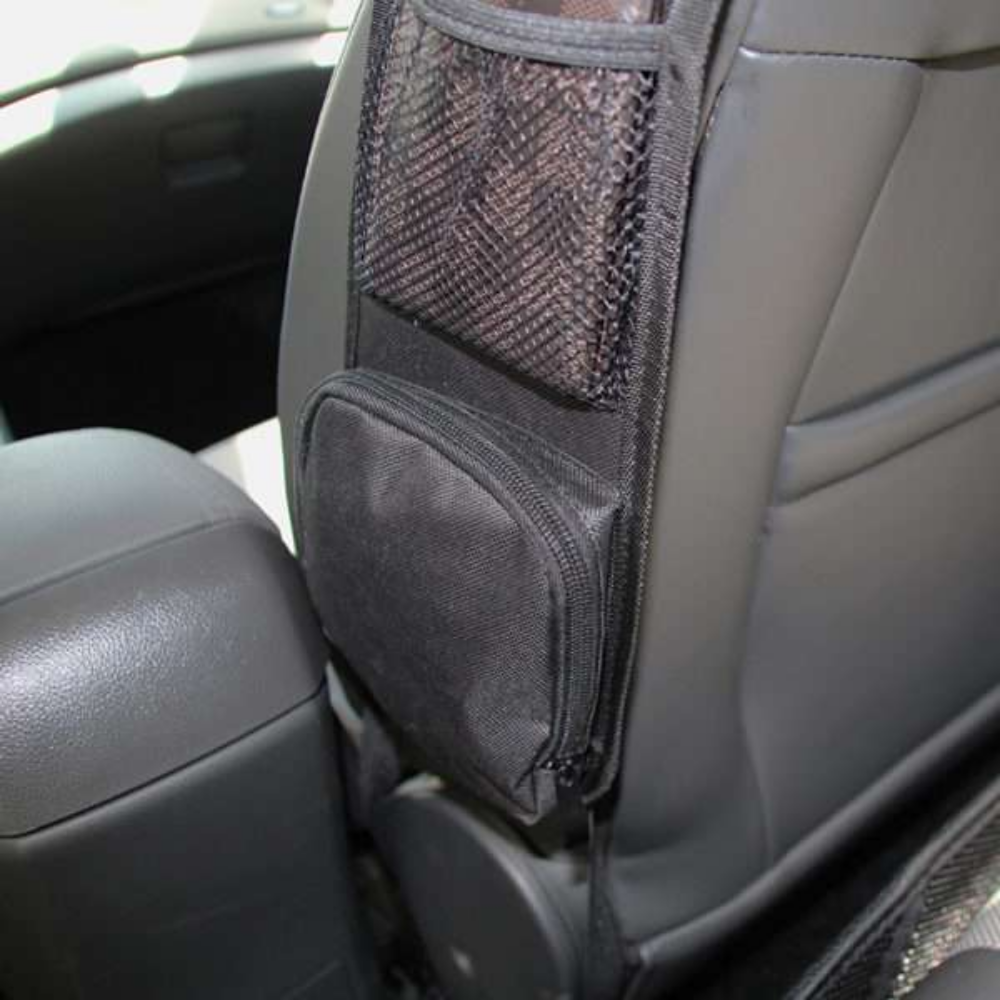 Organizador mesh pequeño negro vista lateral instalado en asiento de carro con bolsillos mesh - Picky Club Guatemala