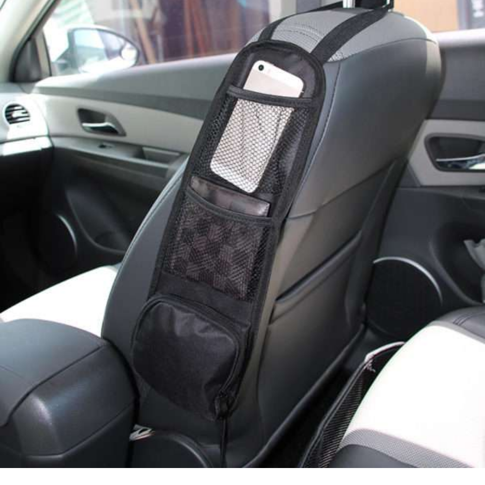 Organizador mesh pequeño negro instalado en asiento de carro con teléfono y objetos organizados - Picky Club Guatemala
